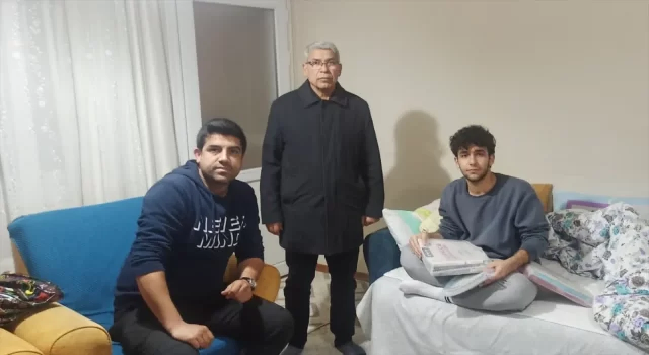 Enkazda kalan ders kitaplarına üzülen gence İzmir’den kitap desteği