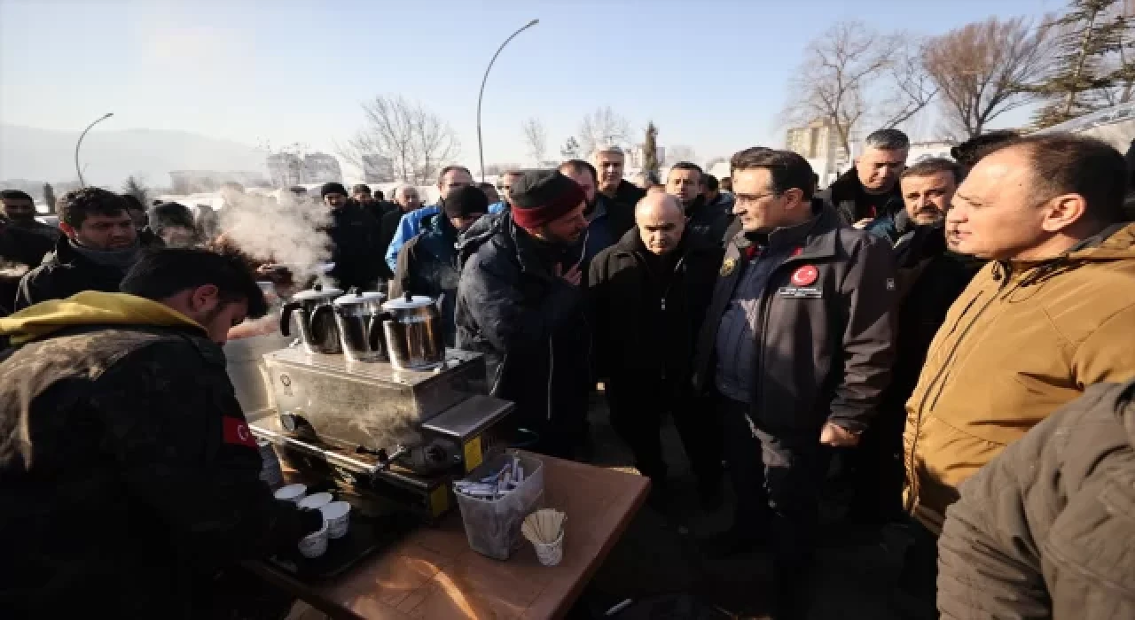 Enerji ve Tabii Kaynaklar Bakanı Dönmez, Elbistan’da çadır kenti ziyaret etti