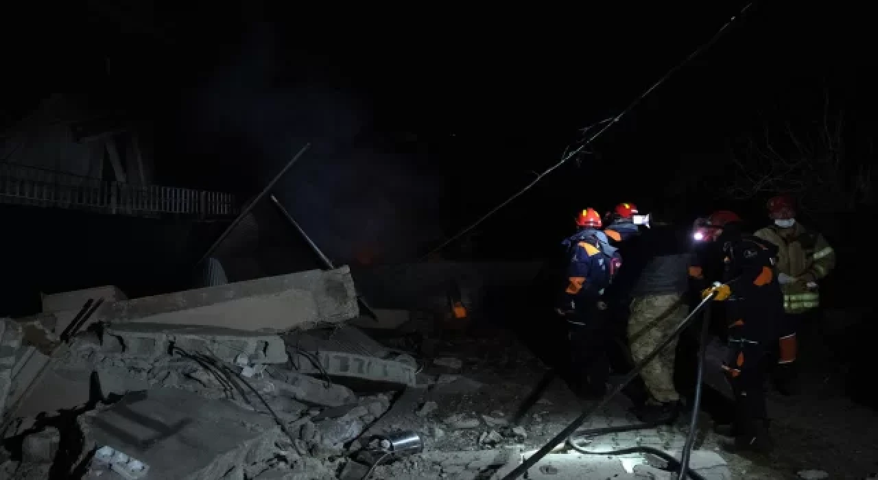 Hatay merkezli depremde boş binanın yıkılması sebebiyle çıkan yangın söndürüldü