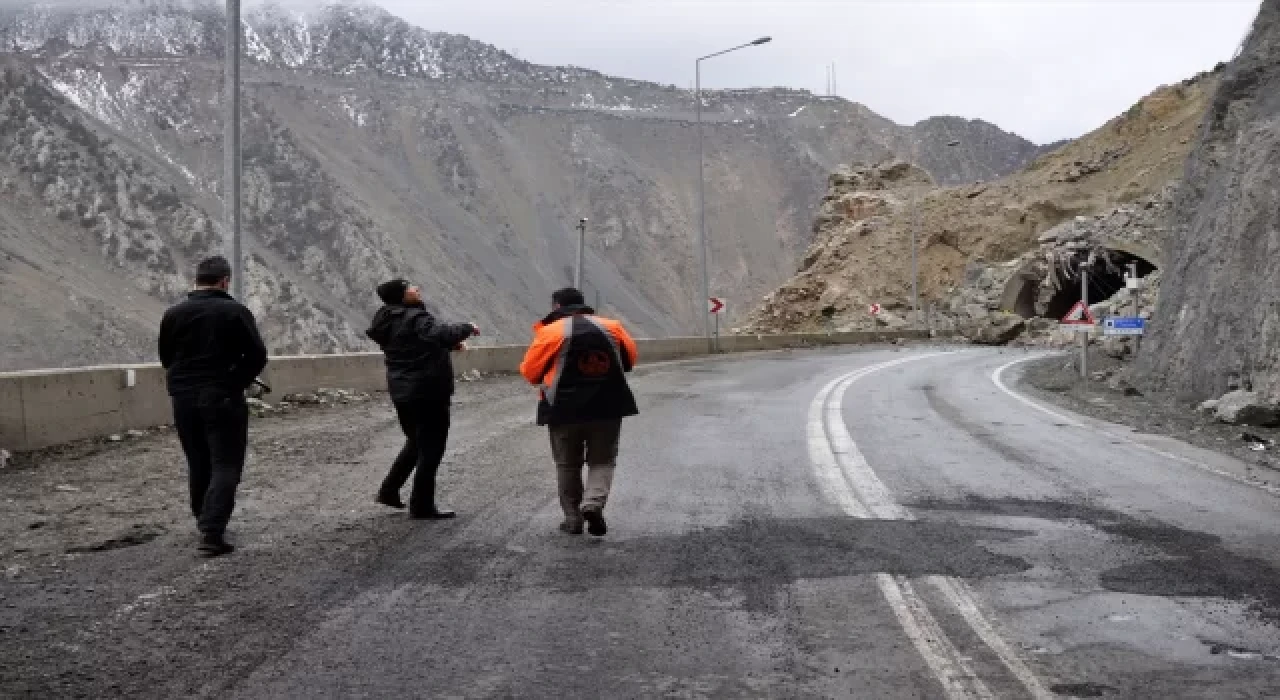 Artvin Erzurum kara yolu heyelan sebebiyle ulaşıma kapandı