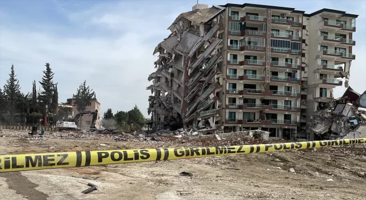 Hatay’da bina yıkım ve enkaz kaldırma çalışmaları sürüyor