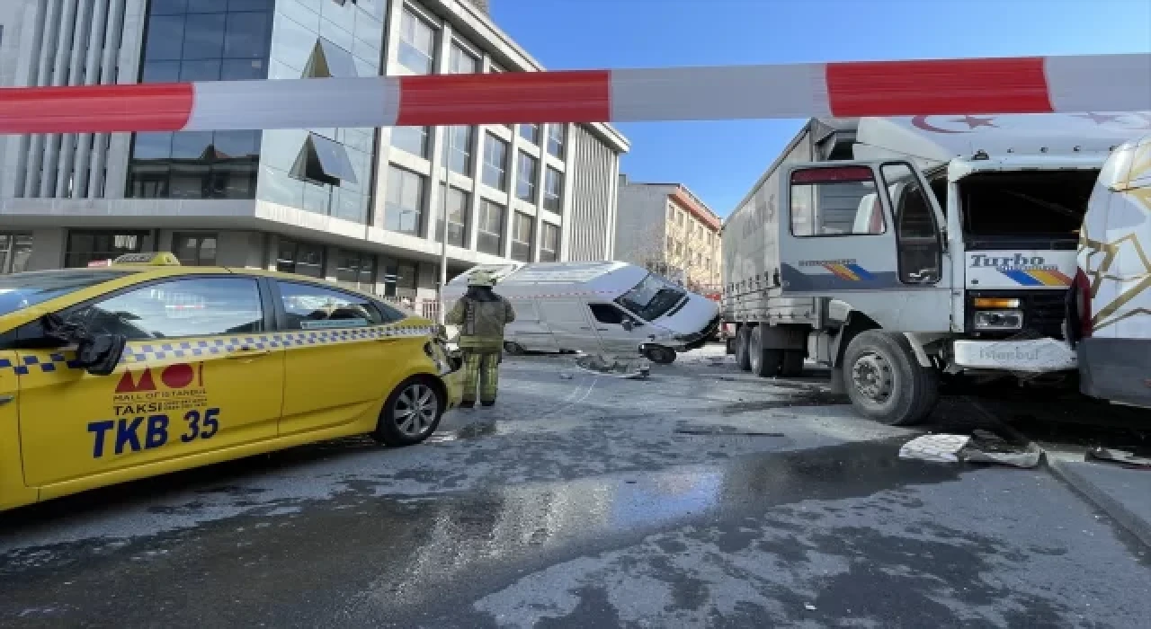 Bağcılar’da kontrolden çıkan kamyon 6 araca çarparak durdu