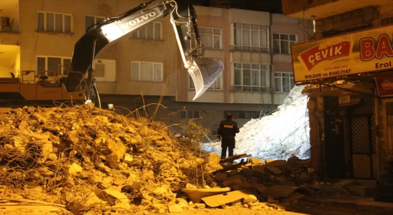 Kilis’te ağır hasarlı 4 katlı bina çöktü