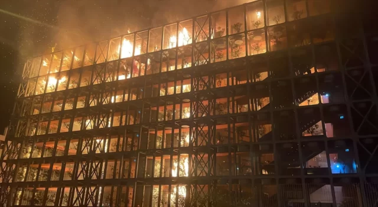 İzmir’de bir sitede çıkan yangına müdahale ediliyor