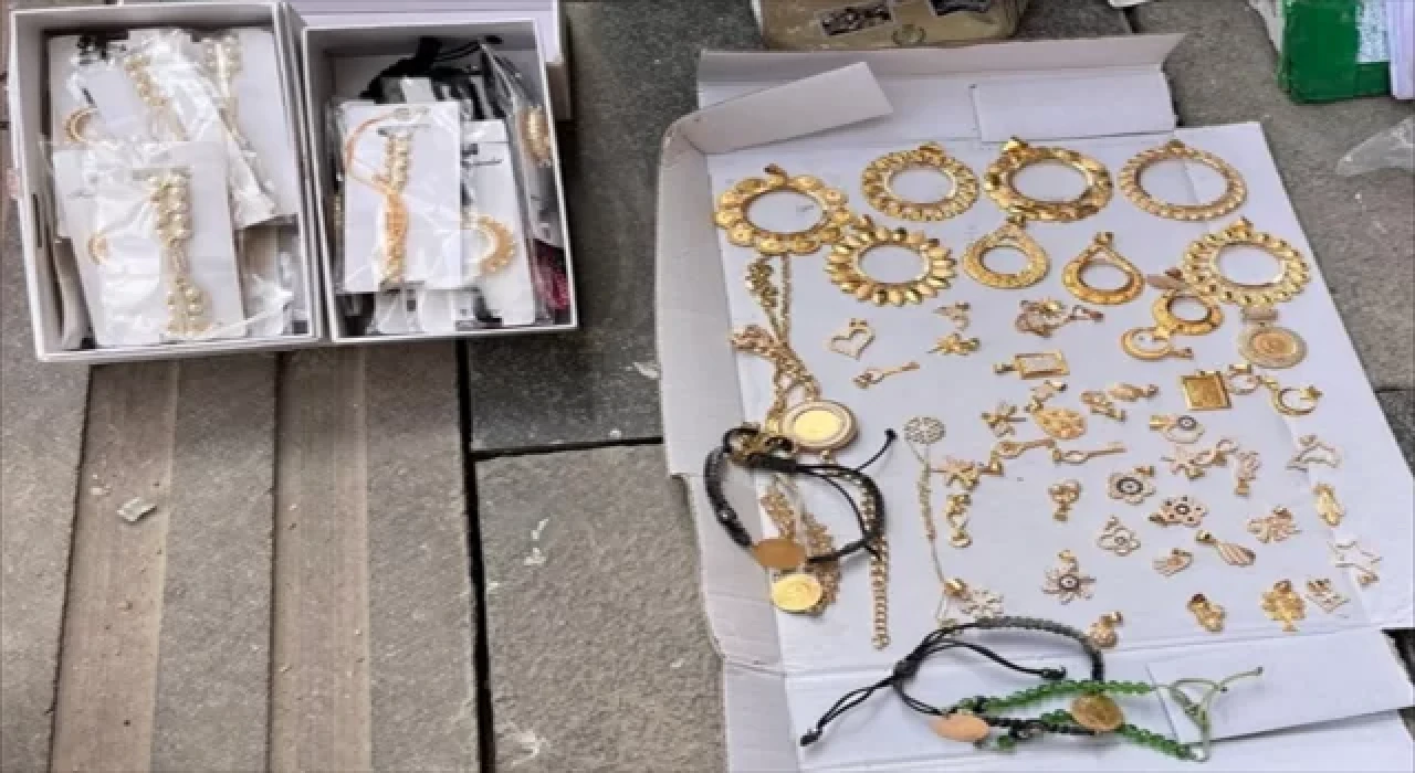 Adıyaman’da enkazdan çıkan değerli eşyalar sahiplerine teslim ediliyor