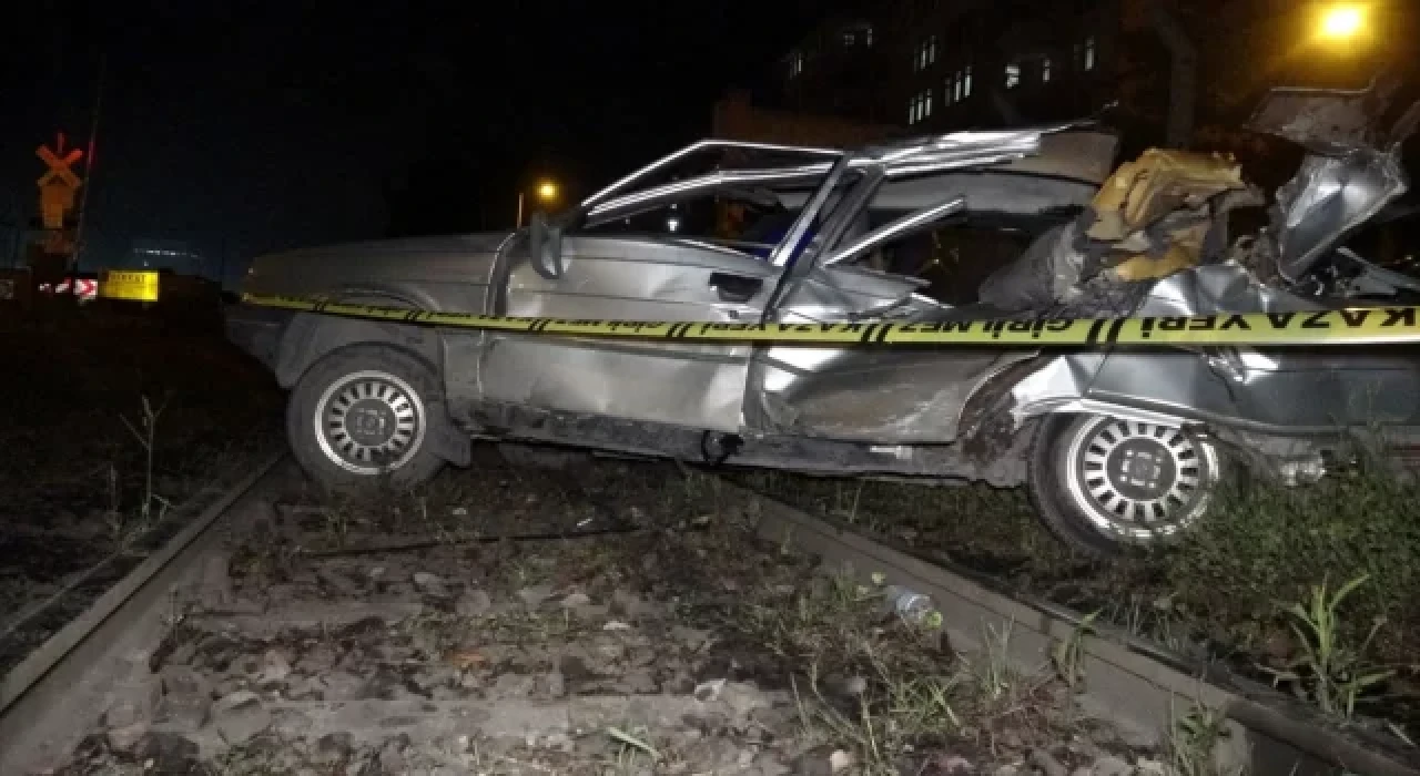 Zonguldak’ta yolcu treni otomobile çarptı