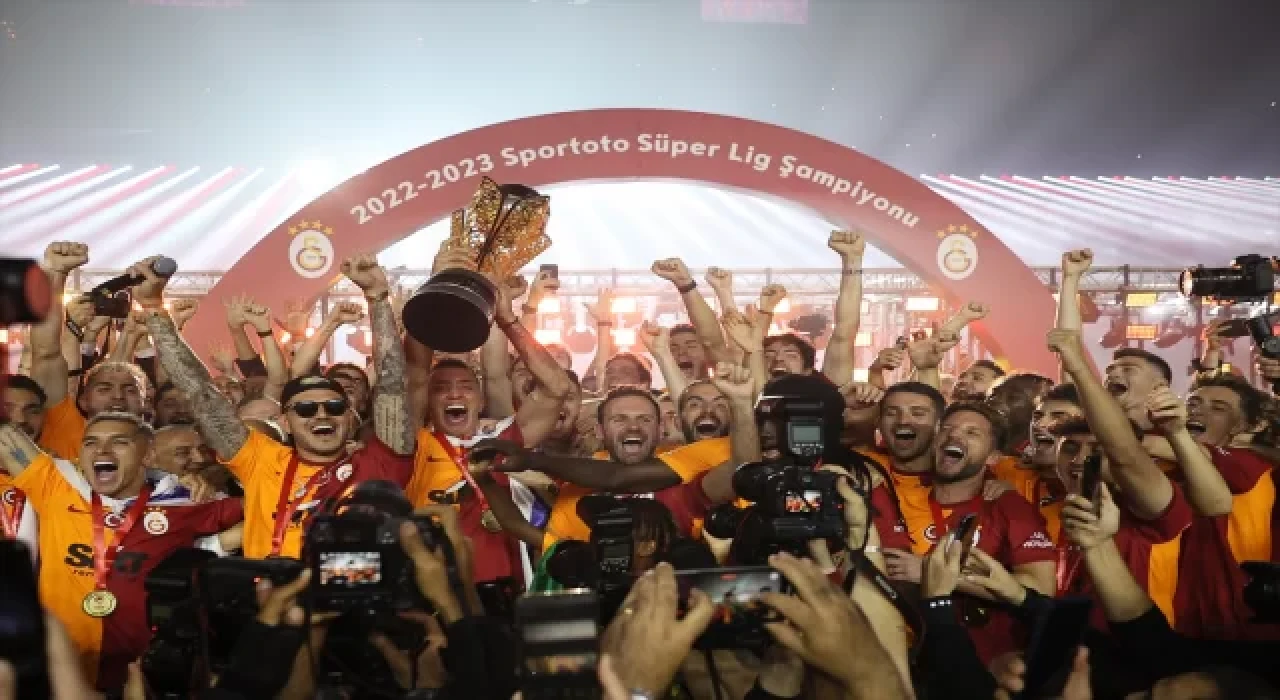 Galatasaray, şampiyonluk kupasını kaldırdı