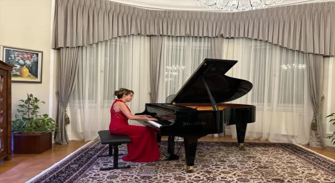 Viyana’da, Türkiye Cumhuriyeti’nin 100. yılı kutlamaları kapsamında piyanist Taner konser verdi