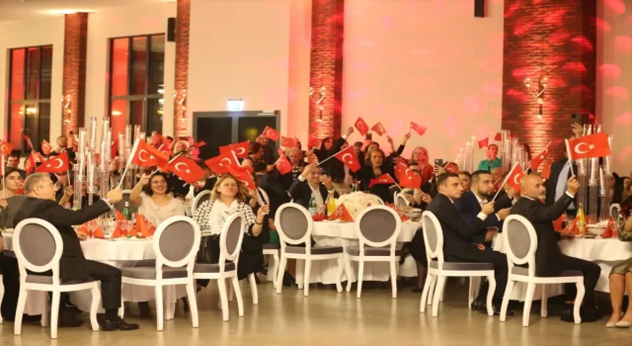 Almanya’da üç büyük spor kulübünün taraftar dernekleri Cumhuriyet Balosu düzenledi