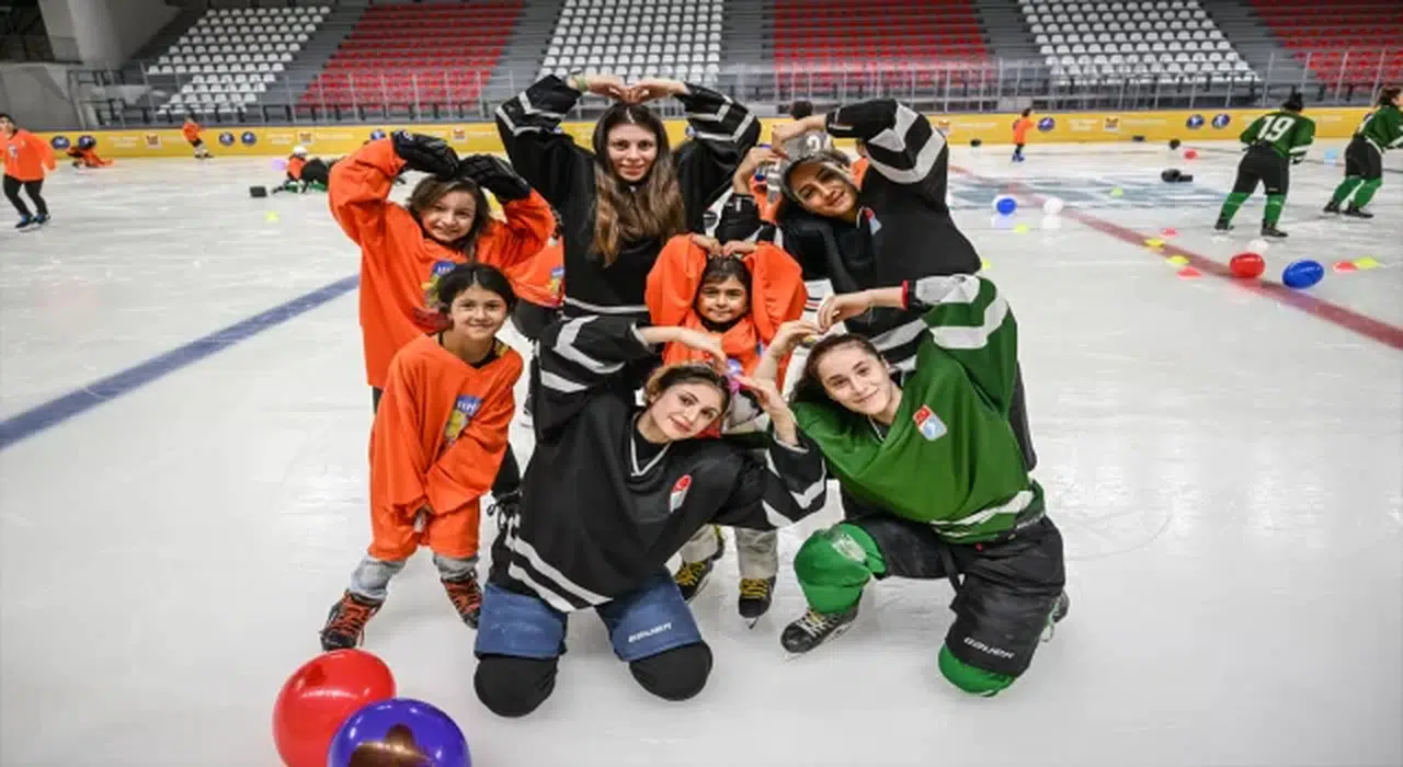 A Milli Kadın Buz Hokeyi Takımı, kız çocuklarıyla buluştu