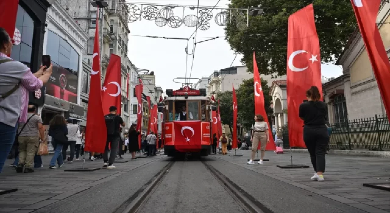 Cumhuriyet’in 100’üncü yılı dolayısıyla İstiklal Caddesi Türk bayraklarıyla donatıldı