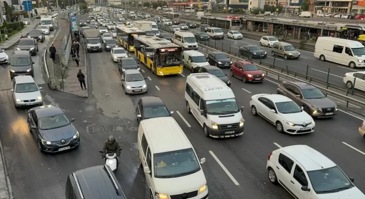 İstanbul’da ara tatilin ardından okulların açılmasıyla trafik yoğunluğu oluştu