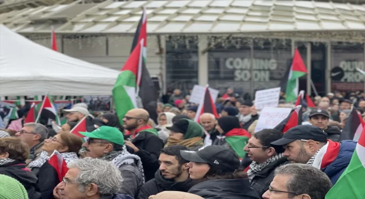 Paris’te Noel tatiline rağmen Filistin’e destek gösterisi düzenlendi