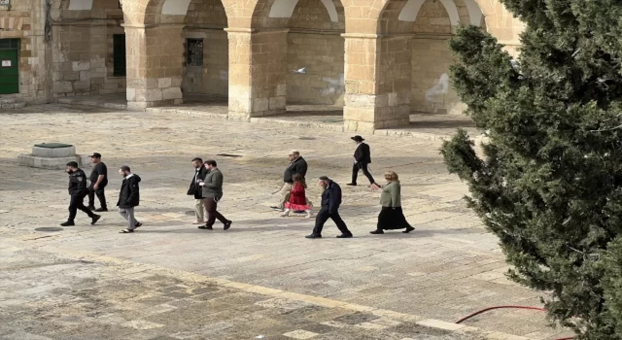 Onlarca fanatik Yahudi Mescidi Aksa’ya baskın düzenledi