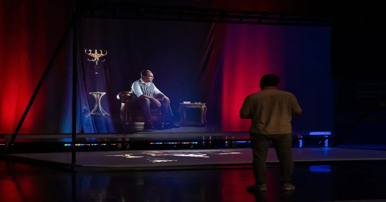 Atatürk’ün holografik canlandırıldığı ”Keşke” oyunu İstanbul’da seyirciyle buluştu