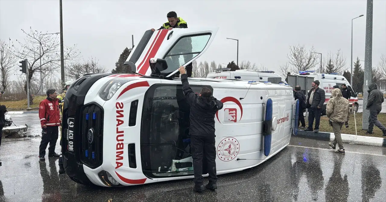 Kütahya’da araba ile ambulansın çarpıştığı kazada 4 kişi yaralandı
