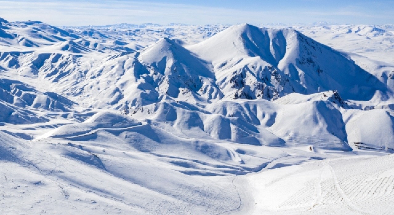 Beyaz gelinliğini giyen "Erzurum dağları kar ile boran"