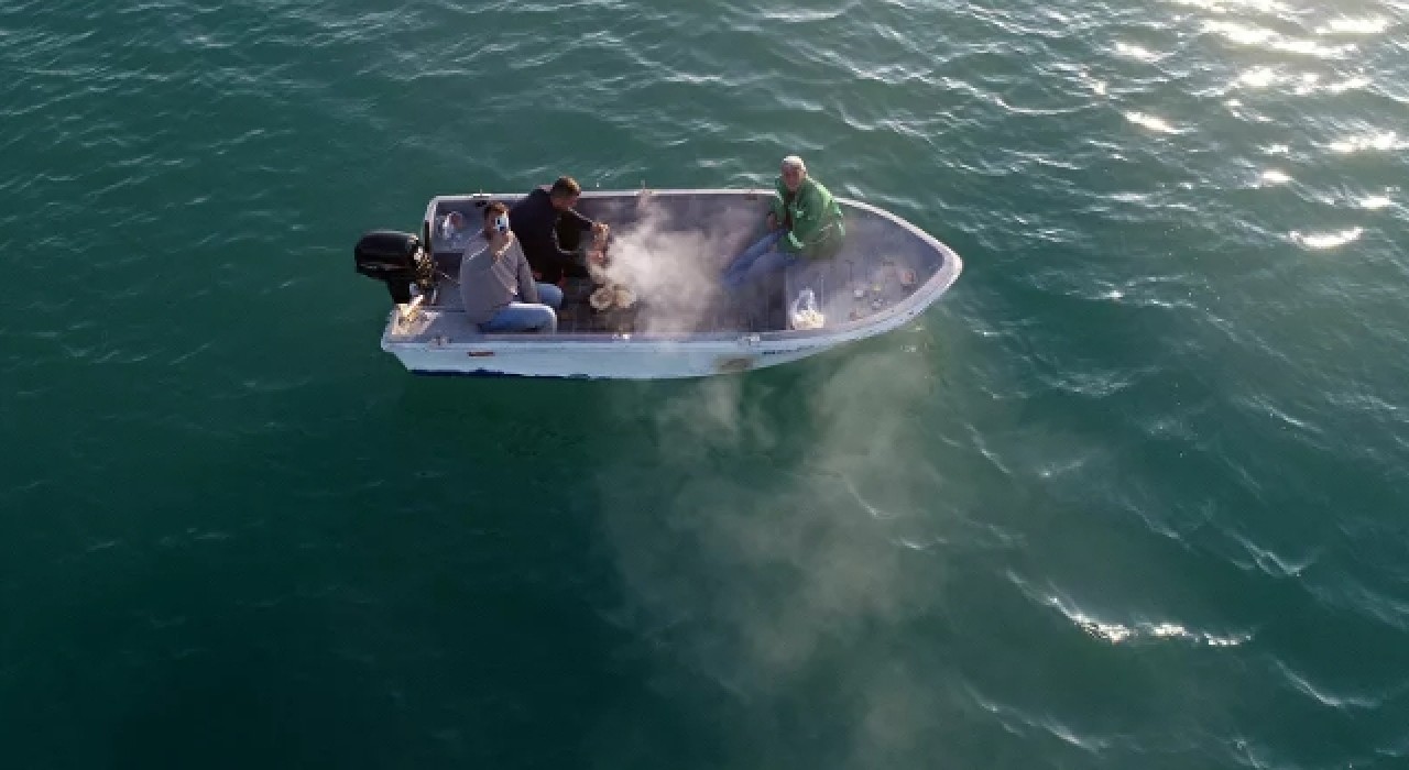 Adana'da mesire alanları yasak olduğu için teknede mangal yaktılar