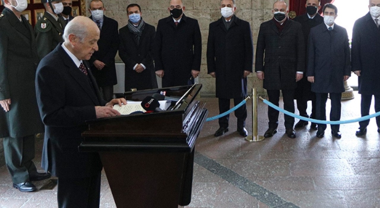 Bahçeli, Anıtkabir'i ve Alparslan Türkeş'in mezarını ziyaret etti