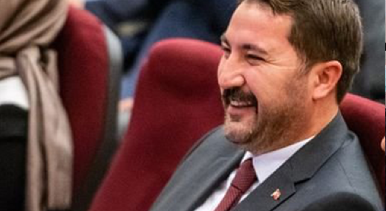 Bu da oldu: AK Partili belediye başkanı Türk Bayrağı'nı değiştirdi