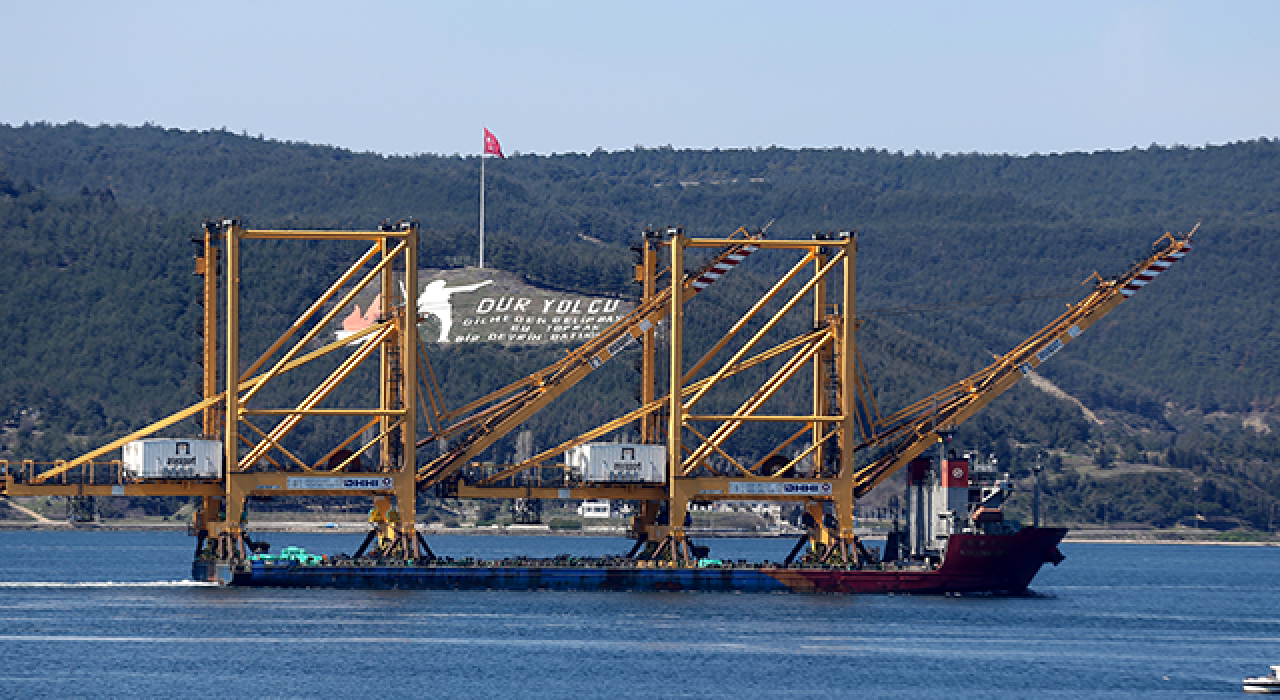 Büyük liman vinci taşıyan geminin Çanakkale Boğazı'ndan geçişi başladı