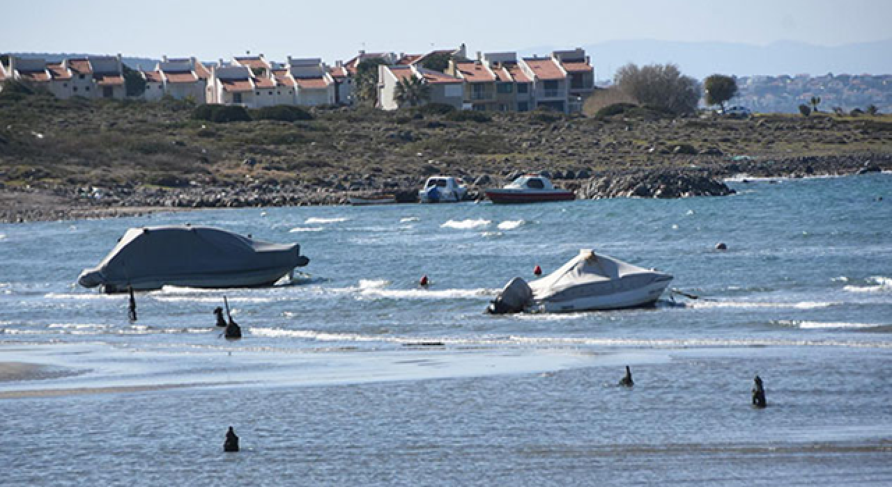 Deniz çekildi, tekneler karaya oturdu