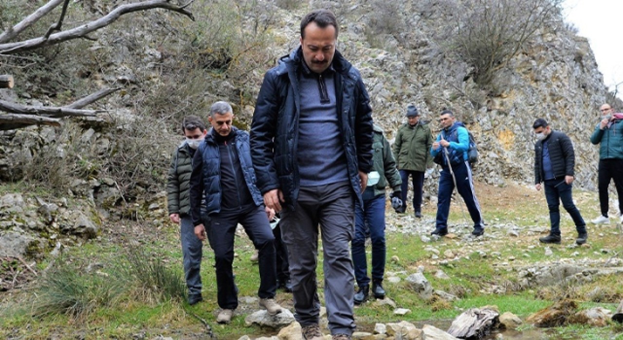 Halka uyarılarda bulunan Bilecik Valisi Şentürk, kalabalık bürokrat grubuyla doğa yürüyüşüne gitti