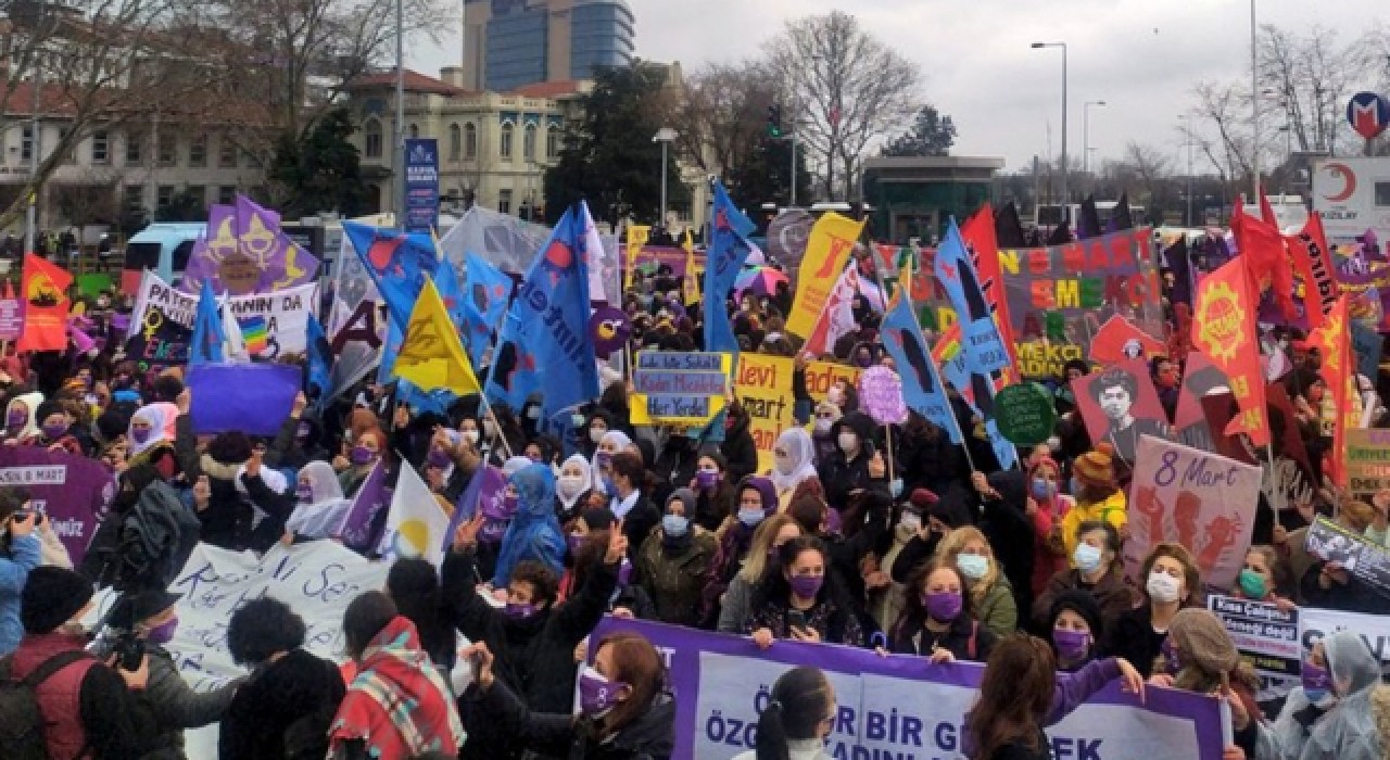 Kadıköy'deki 8 Mart mitinginde gözaltına alınan 9 kişiden 7'si serbest...