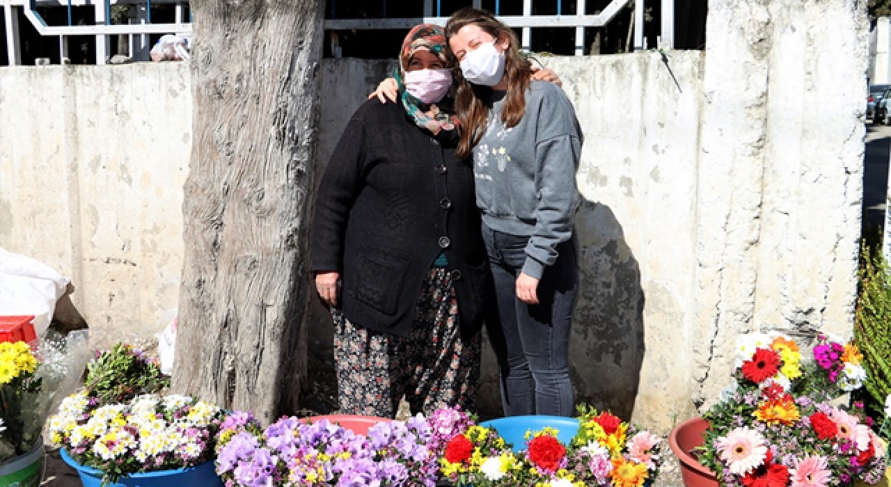 Mezarlıkta çiçek satarak kızını Oxford Üniversitesi’nde okutuyor