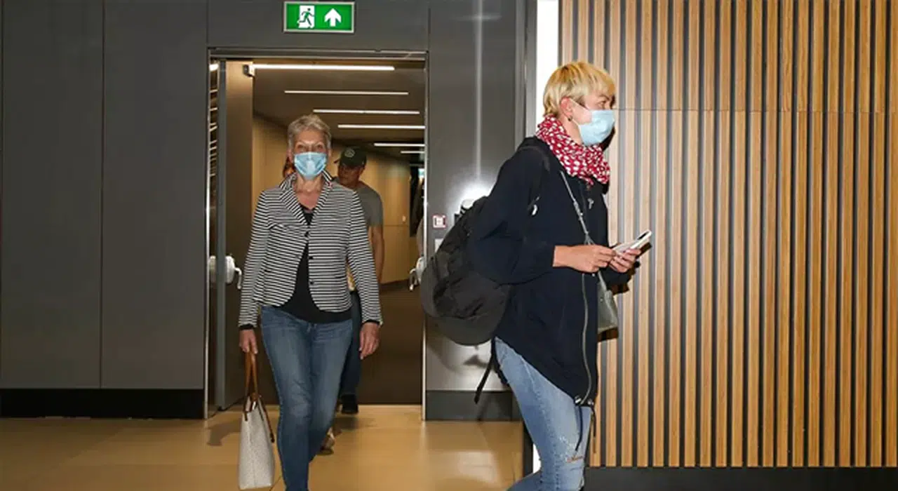 Rus turist kafilesi çiçek ve lokumla karşılandı