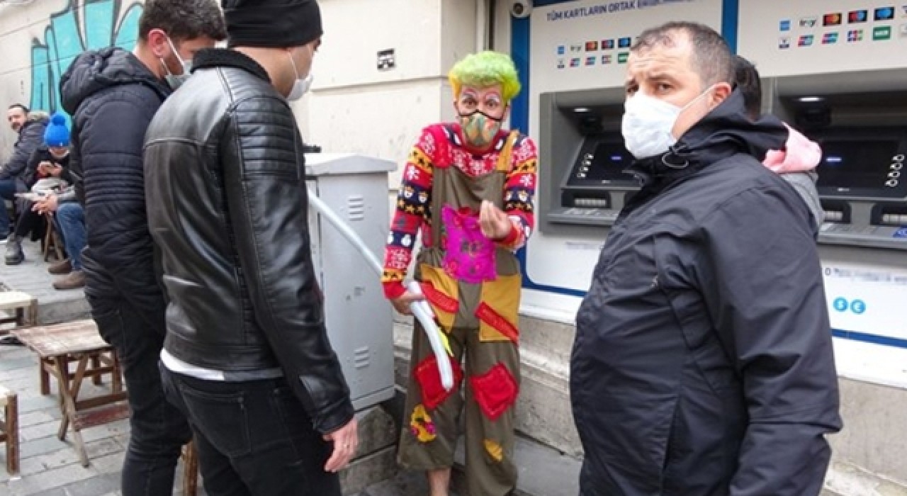 Taksim'de turistleri tehdit eden palyaço gözaltına alındı
