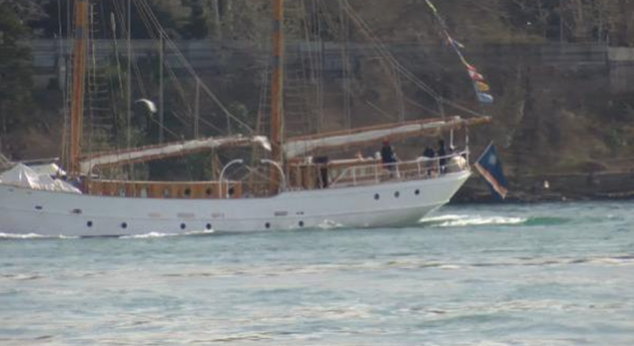 Tarihi yat İstanbul Boğazı'ndan geçti