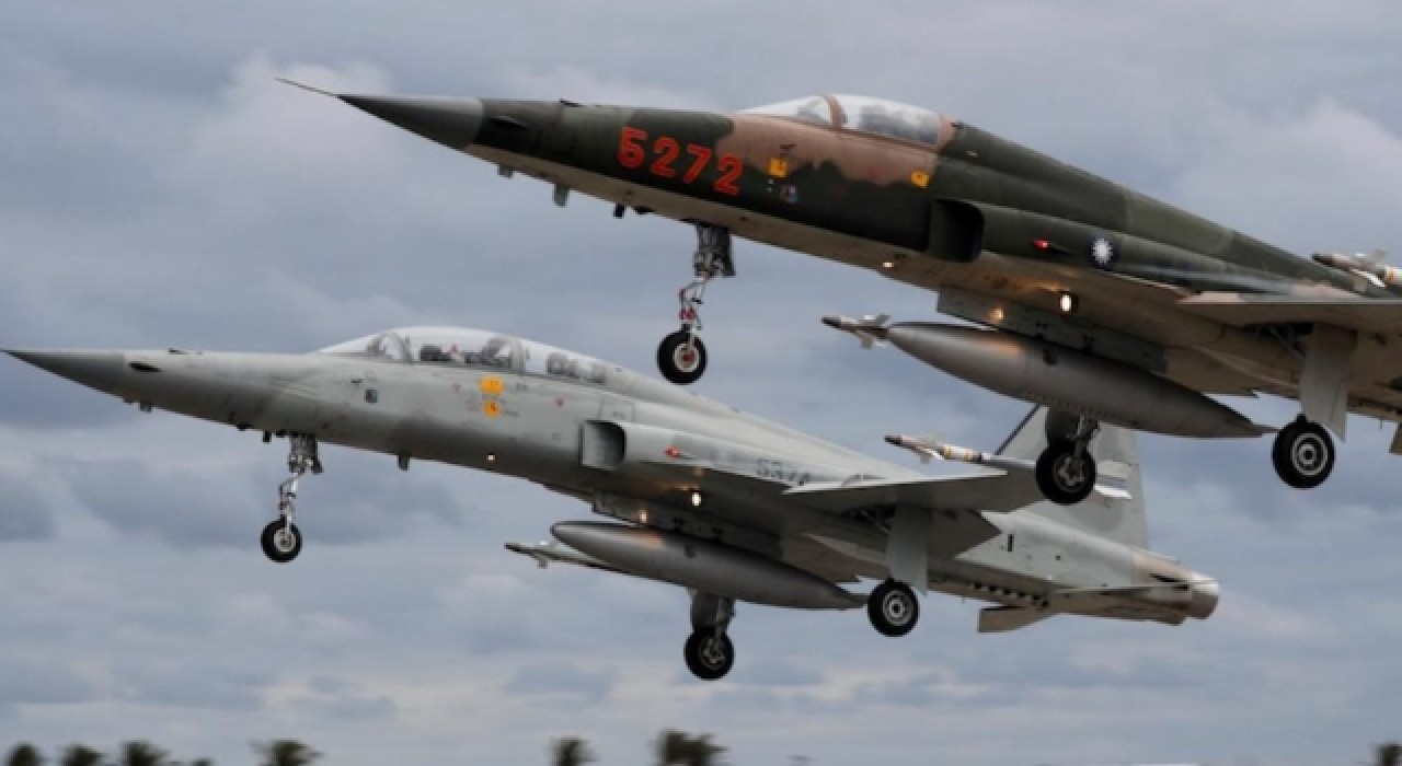 Tayvan'da iki savaş uçağı havada çarpıştı