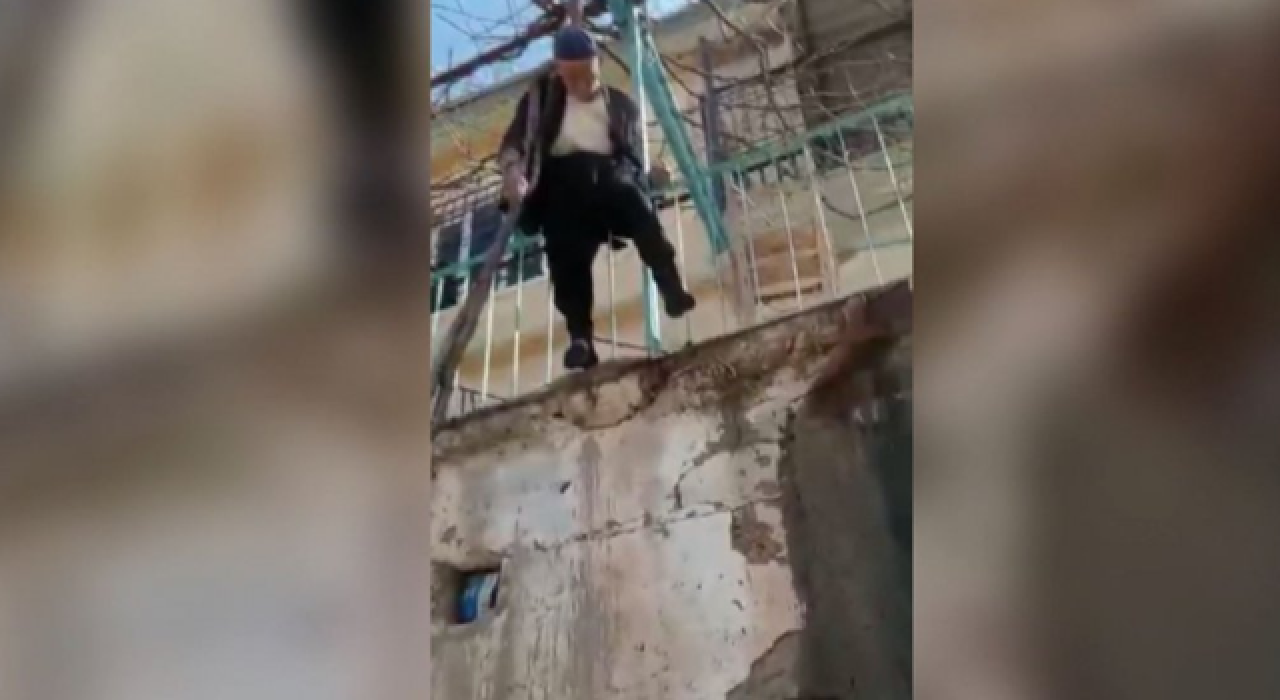 Yaşlı adam, budamak istediği ağaçta asılı kaldı