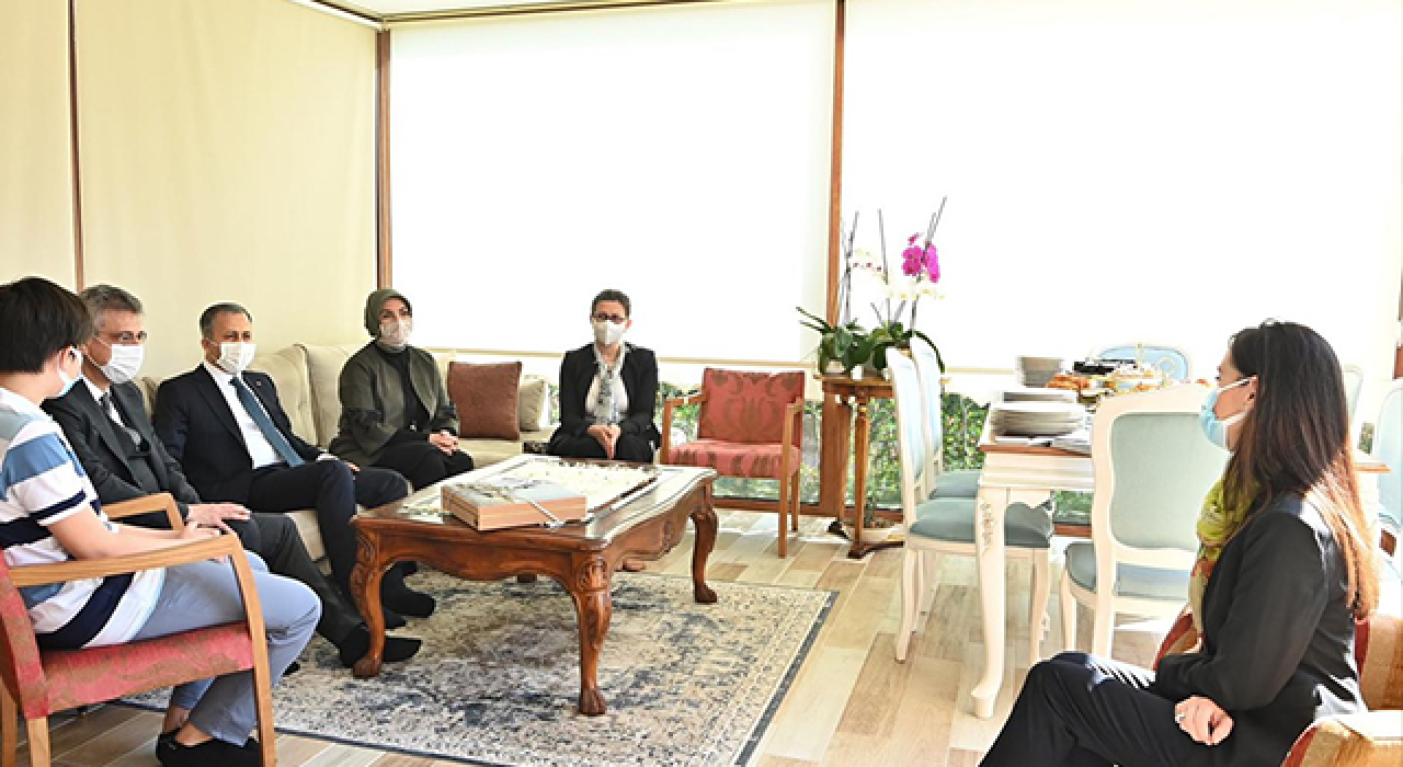 Yerlikaya'dan, salgında ölen ilk hekimin ailesine ziyaret