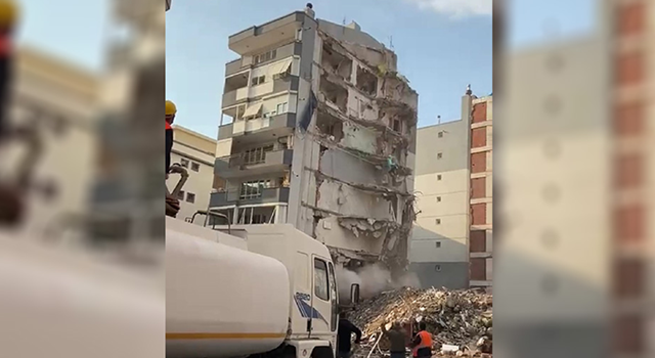 Yıkım esnasında ağır hasarlı bina, yan taraftaki binanın üzerine çöktü