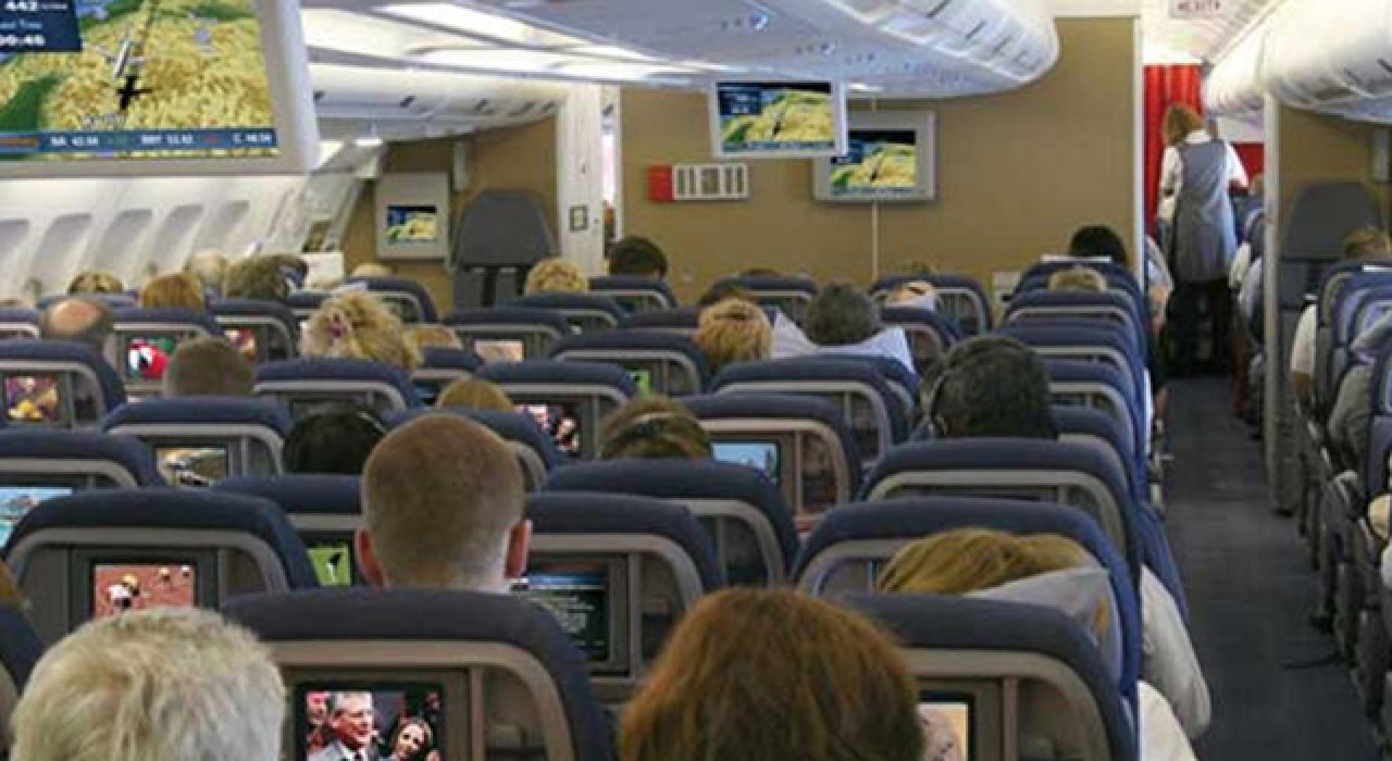 Yolcu uçağında panik anları! Acil çıkış kapısını açmaya çalıştı