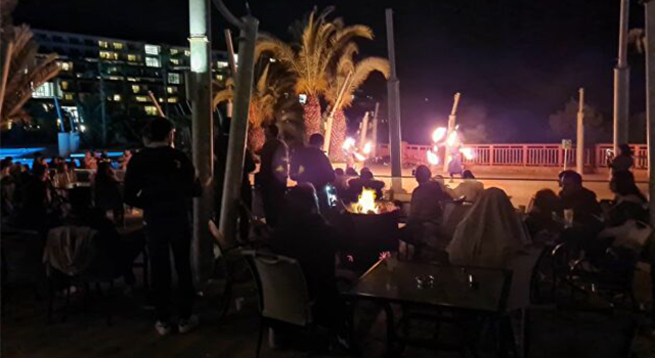 5 yıldızlı otelde önce 400 kişilik toplantı, ardından parti