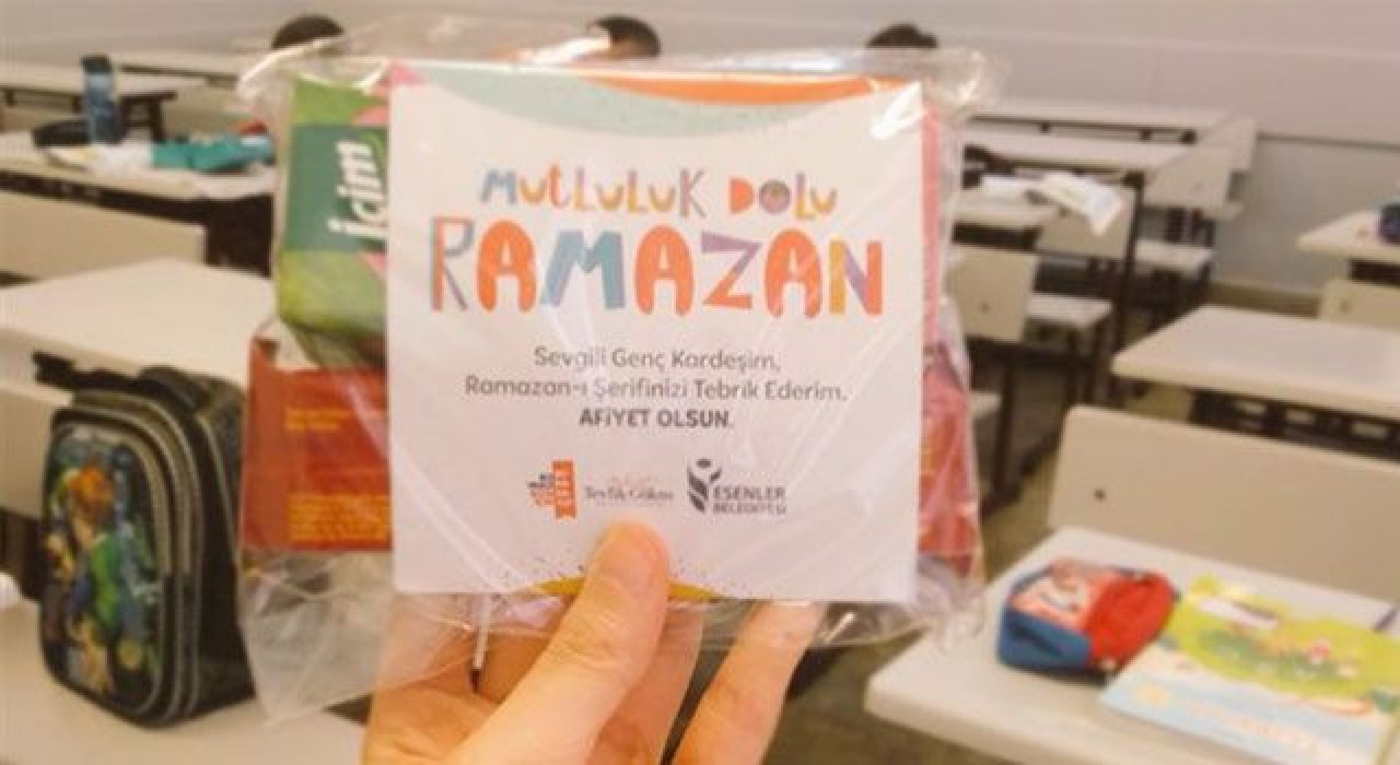 AK Partili Esenler Belediyesi, Bilim Kurulu'nun yasakladığı ürünleri öğrencilere dağıttı