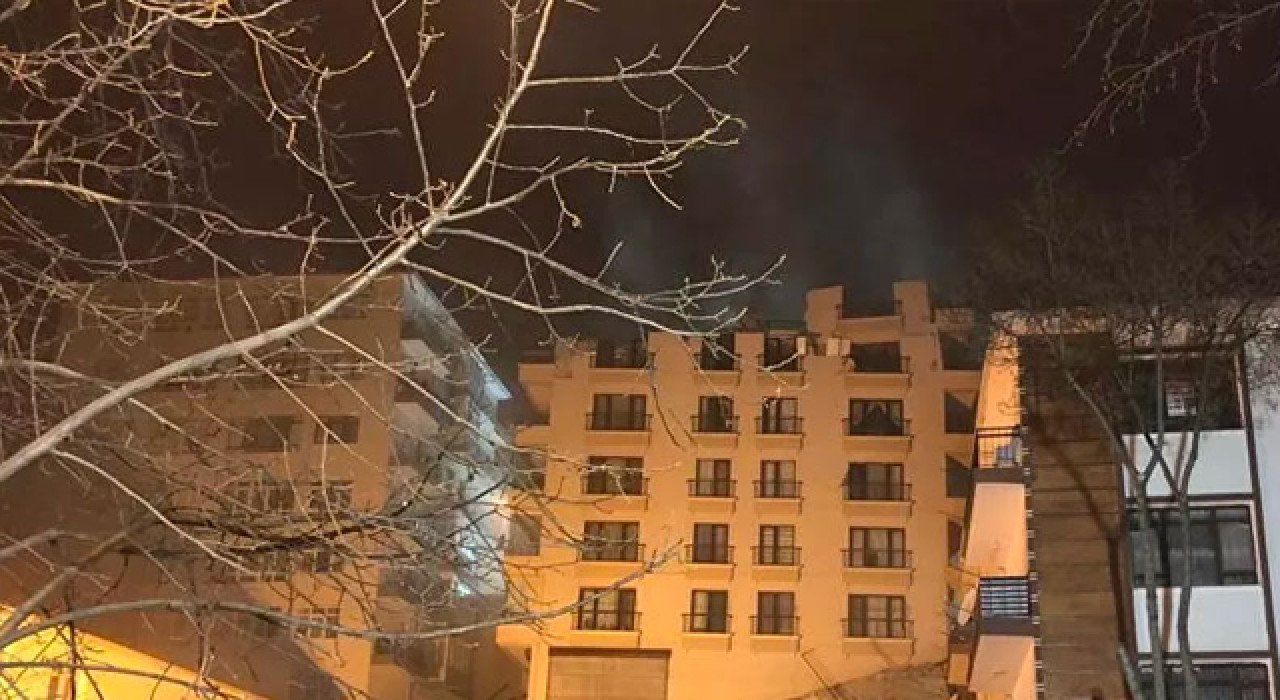 Ankara'da yıkılma tehlikesi bulunan Açelya Apartmanı'nın çatısı çöktü