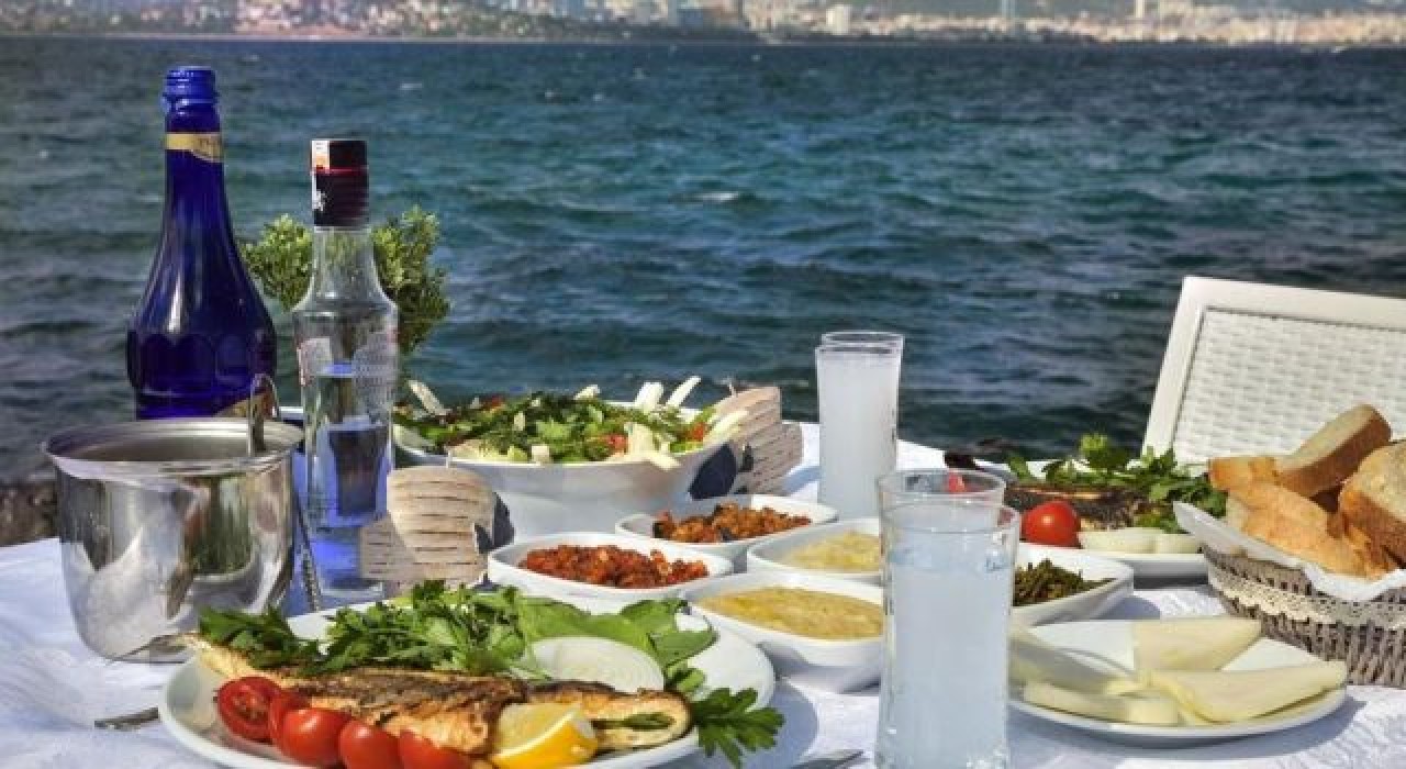 Antalya esnafı: Bizi pandemi değil alkol yasağı vuracak