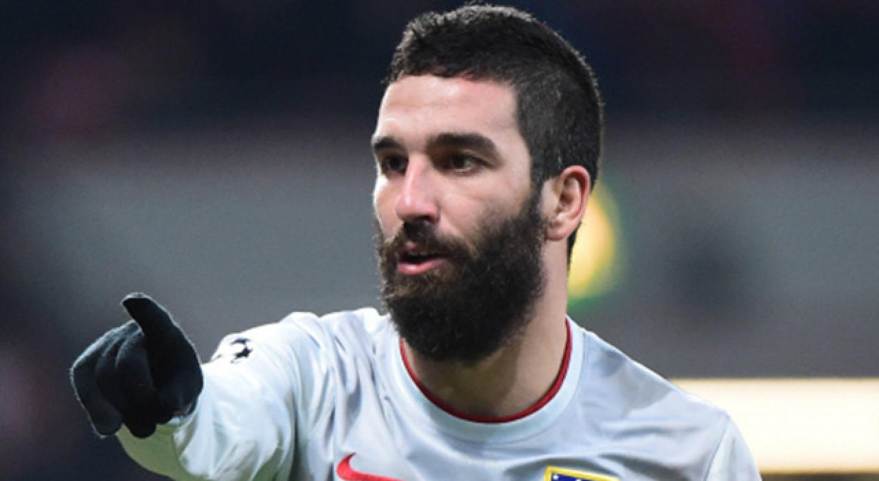 Arda Turan'dan Yedlin paylaşımı ve sert tepki: "Kırmızı kart yok, yer çekiminden olmuş"