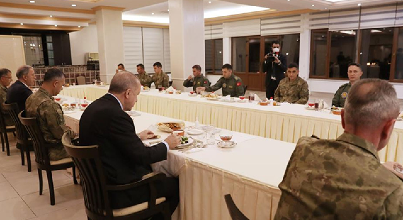 Cumhurbaşkanı Erdoğan, askerlerle iftar yaptı