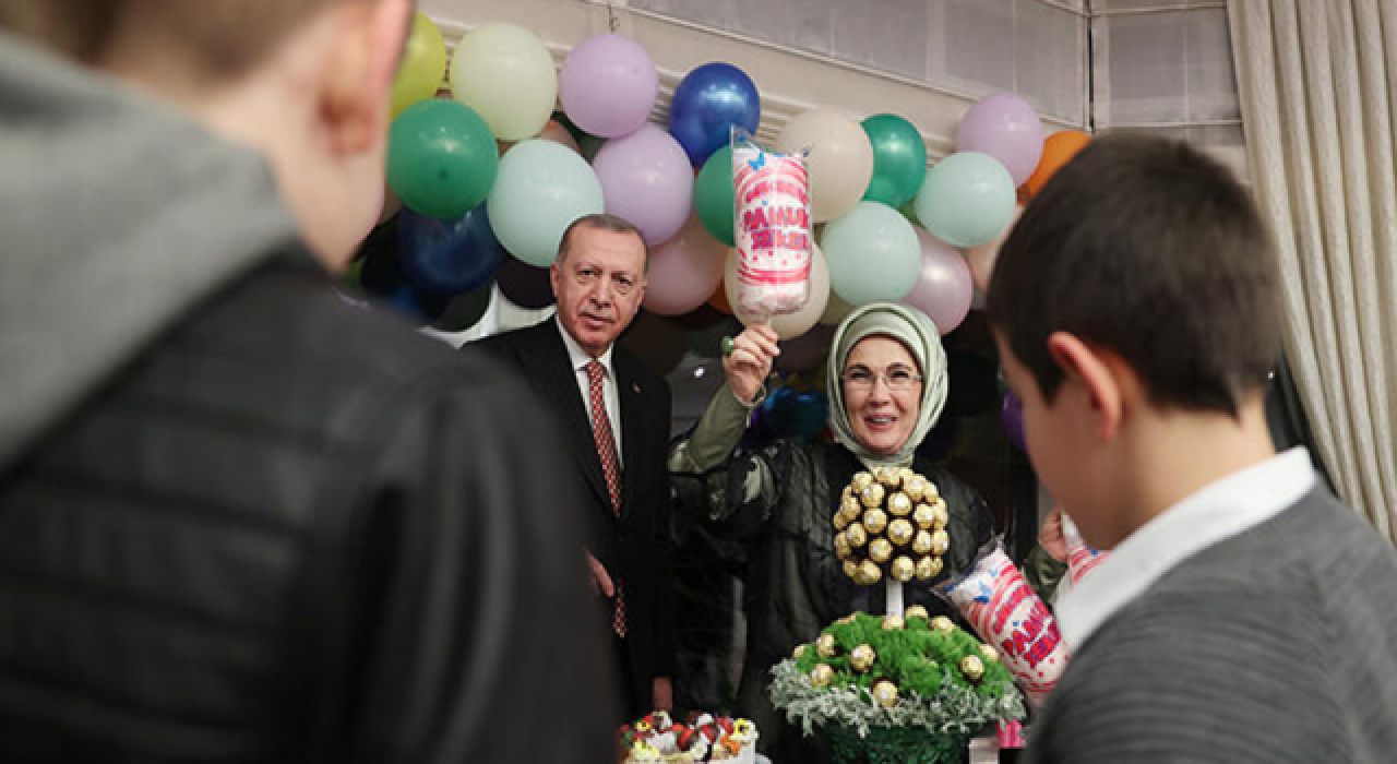 Erdoğan ve eşi çocuklarla iftarda buluştu