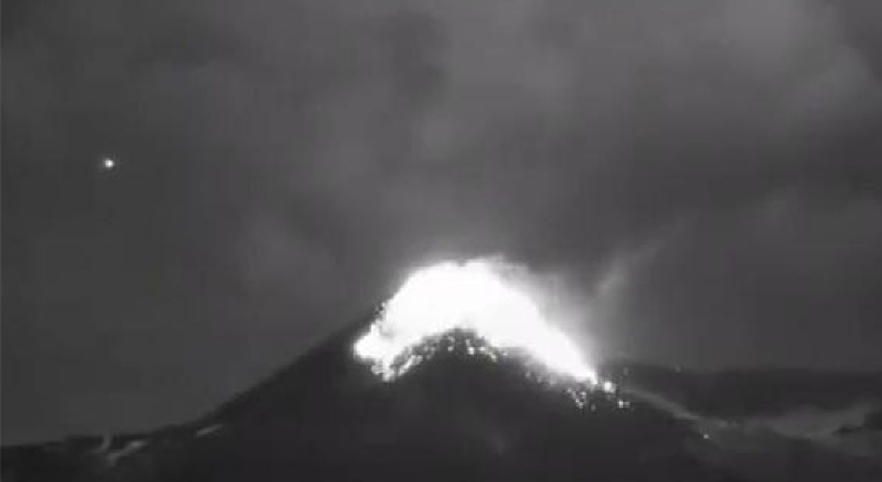 Etna yeniden başladı! Lav ve kül püskürtüyor