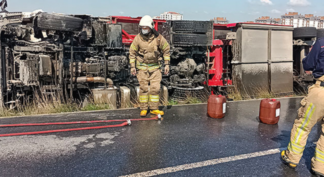 Hadımköy'de iki TIR kafa kafaya çarpıştı