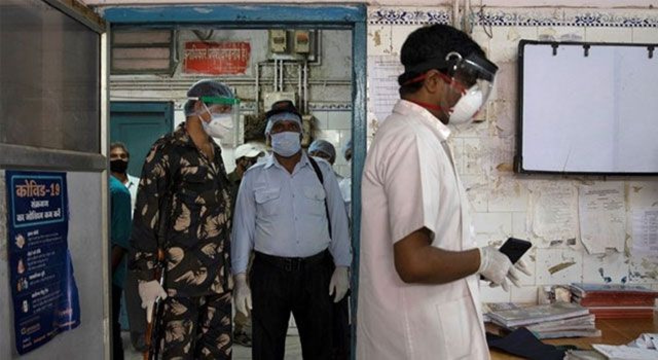 Hindistan dünya rekorunu kırdı. Günlük vaka sayısı 314 bin 835