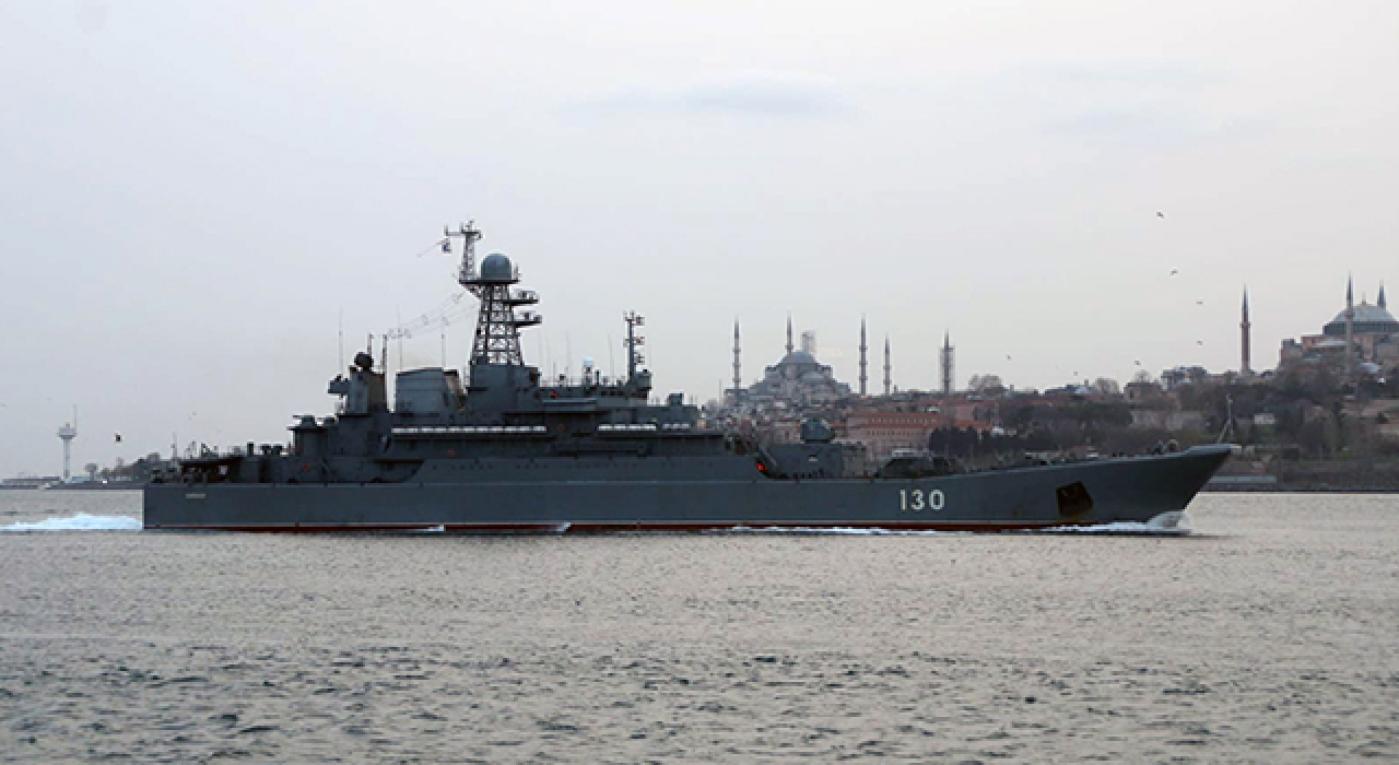 İki Rus savaş gemisi Boğaz'dan geçti