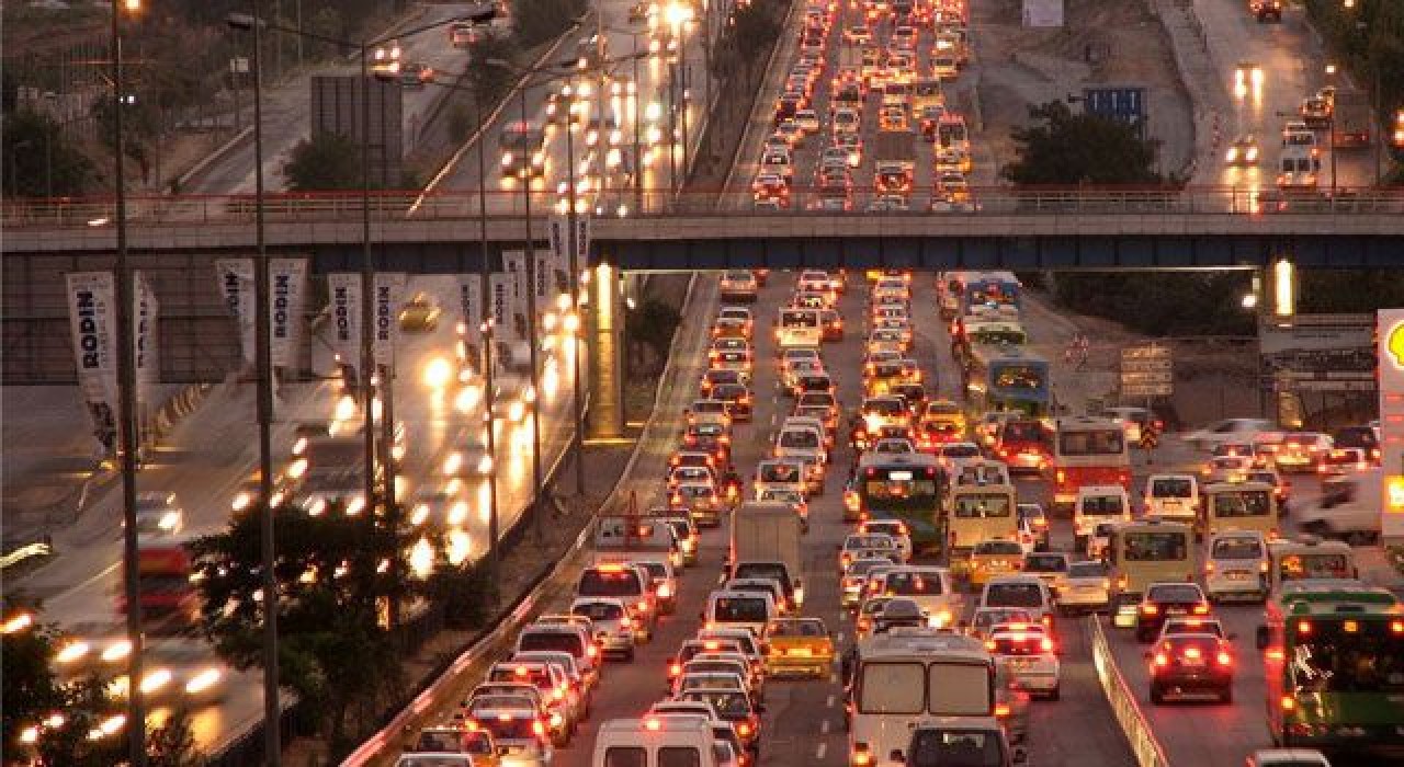 İstanbul'da kısıtlama öncesi trafik yoğunluğu yüzde 70'i aştı