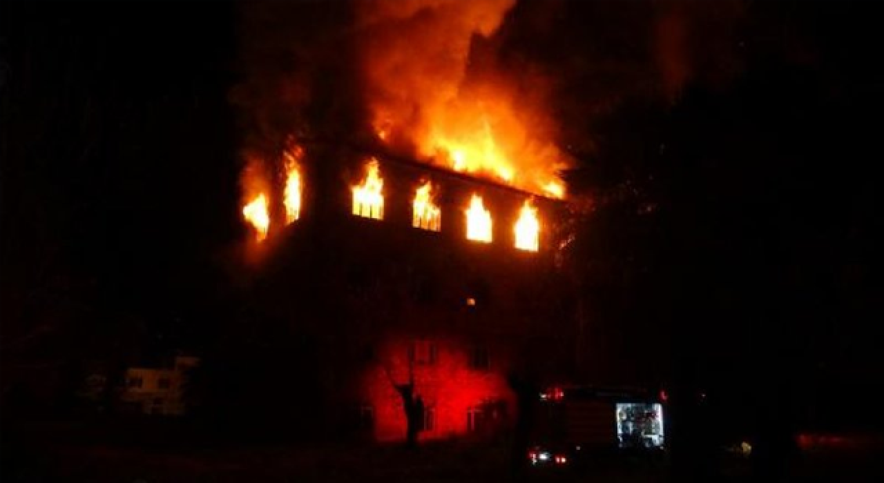 İzmir'de tarihi binada yangın